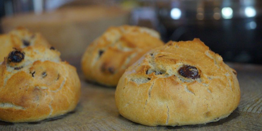 Rosinenbrötchen aus ölfreiem Hefeteig – Enjoy Plants – die Rezepte ...